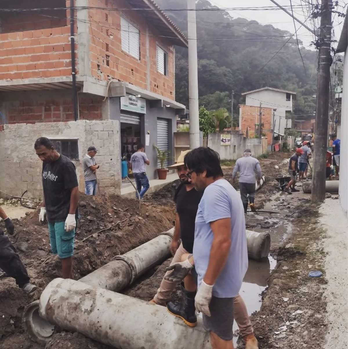 Moradores fazem mutirão para melhorar  o saneamento no bairro Piavú em Cambury.  Além do Piavú, mais 4 comunidades da Bacia do Rio Cambury fazem parte do projeto Comunidade Amiga do Rio.