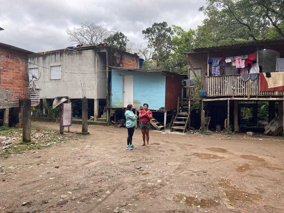 Moradias que esperam pelo saneamento na praia de Cambury / Imagem: FunBEA