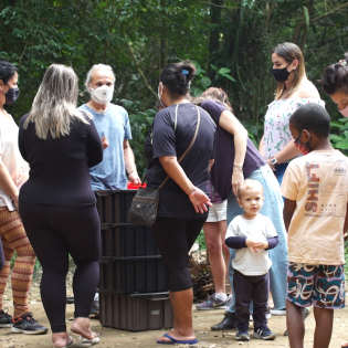 Compostagem com a comunidade Boicucanga_foto_Ed Davies_ FunBEA