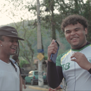 Brenalta MC (à esquerda) ao lado do jovem Alejandro, comunicador popular da formação Educom, Juventude e Justiça Climática. Imagem: Ed Davies.