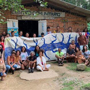 Encontro da Comunidade de Aprendizagem FunBEA da Chamada Pública pela Justiça e Educação Ambiental Climática em outubro de 2024, no Quilombo da Caçandoca, Ubatuba (SP). Foto: Fernanda Biasoli