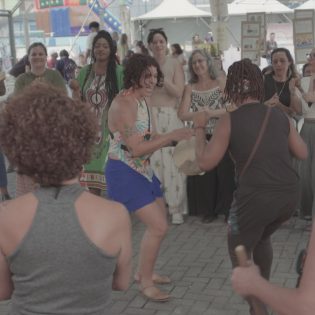 Festival Clima em Movimento no litoral norte de São Paulo. Imagem: Ed Davies