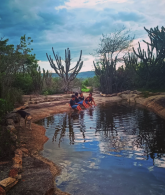 Foto durante visita ao trabalho do Coletivo Jupago Kreká, localizado na Serra do Ororubá, nos municípios de Pesqueira e Poção (PE). Imagem: Verena Hauschild